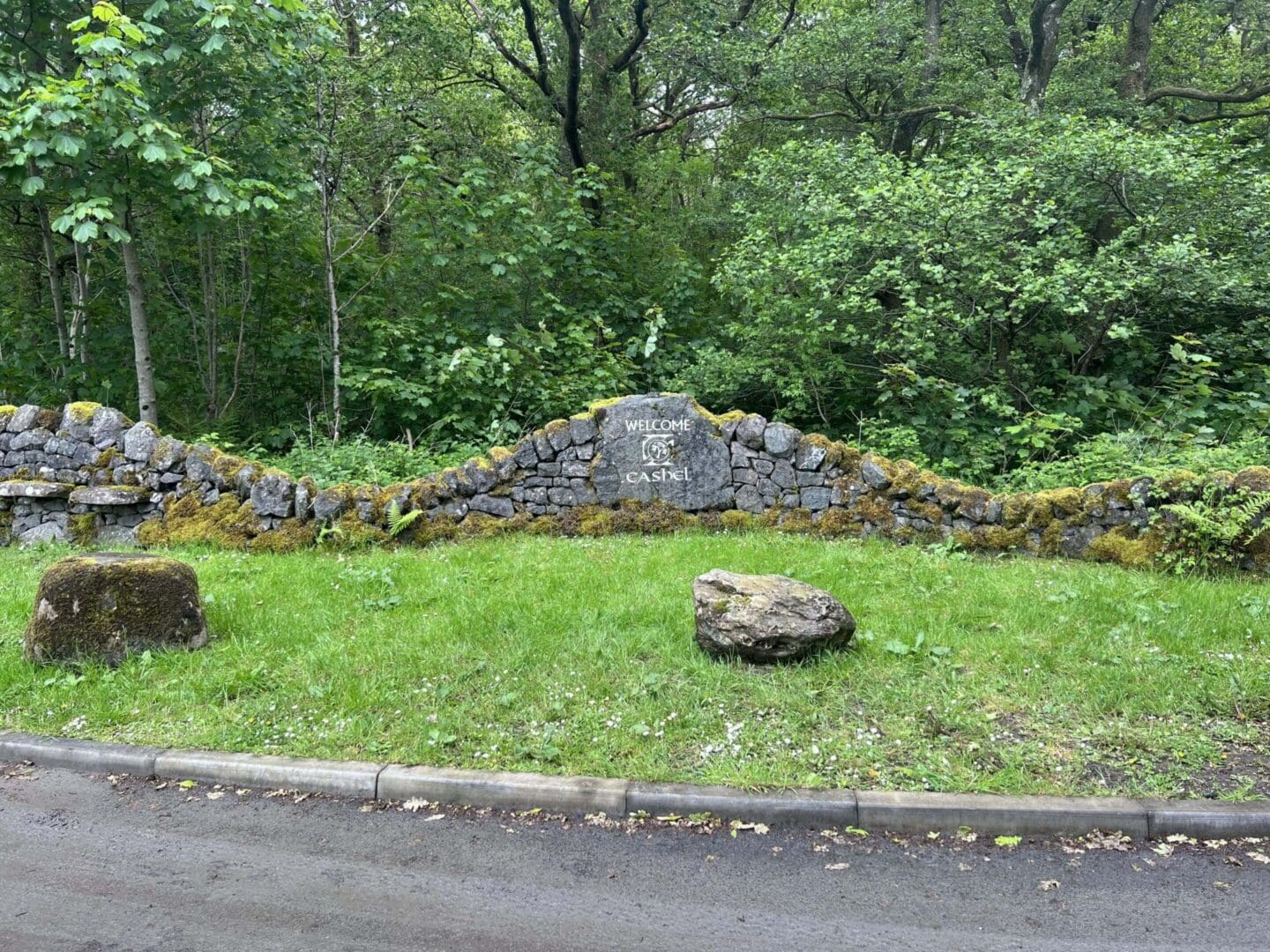 Stone wall with "Welcome to Castle" sign.