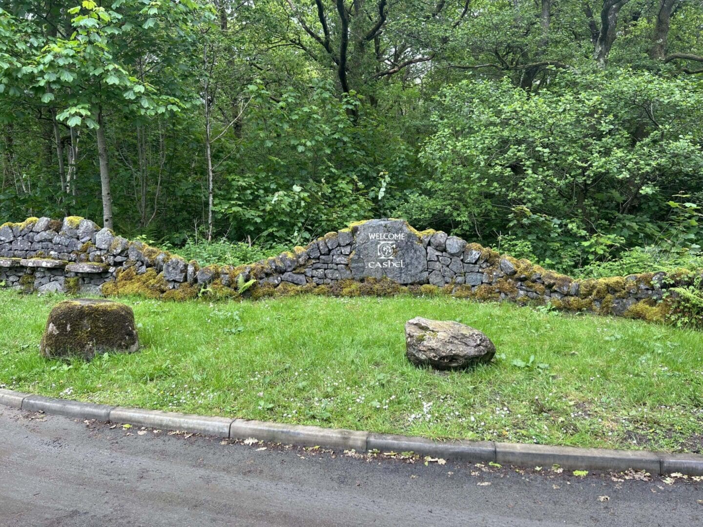 Stone wall with "Welcome to Castle" sign.